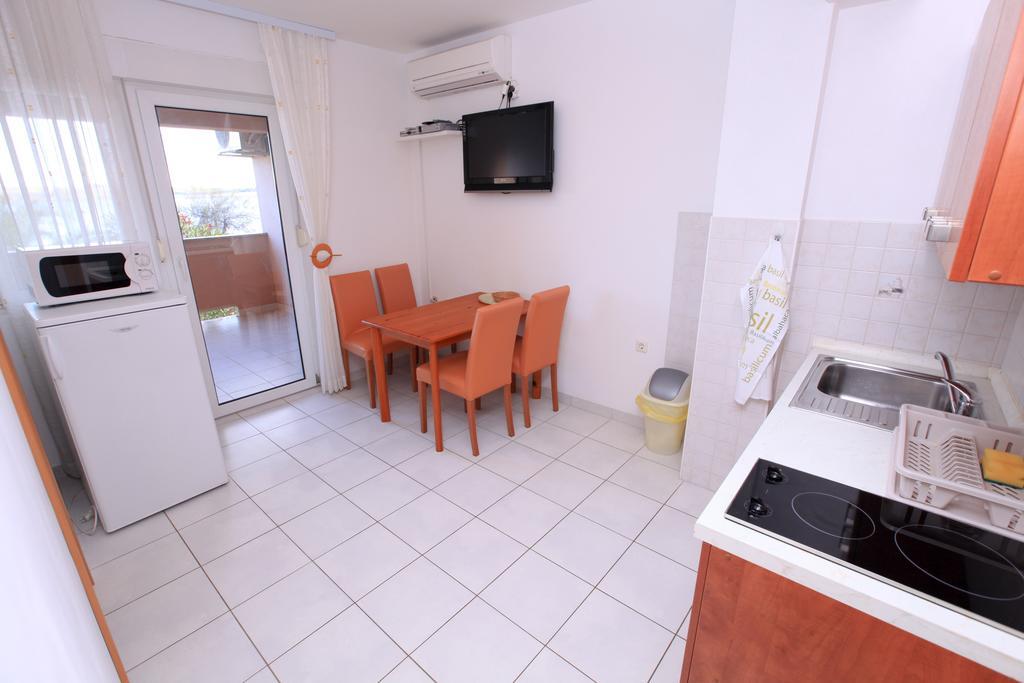 Apartments Miroslav Povljana Bagian luar foto