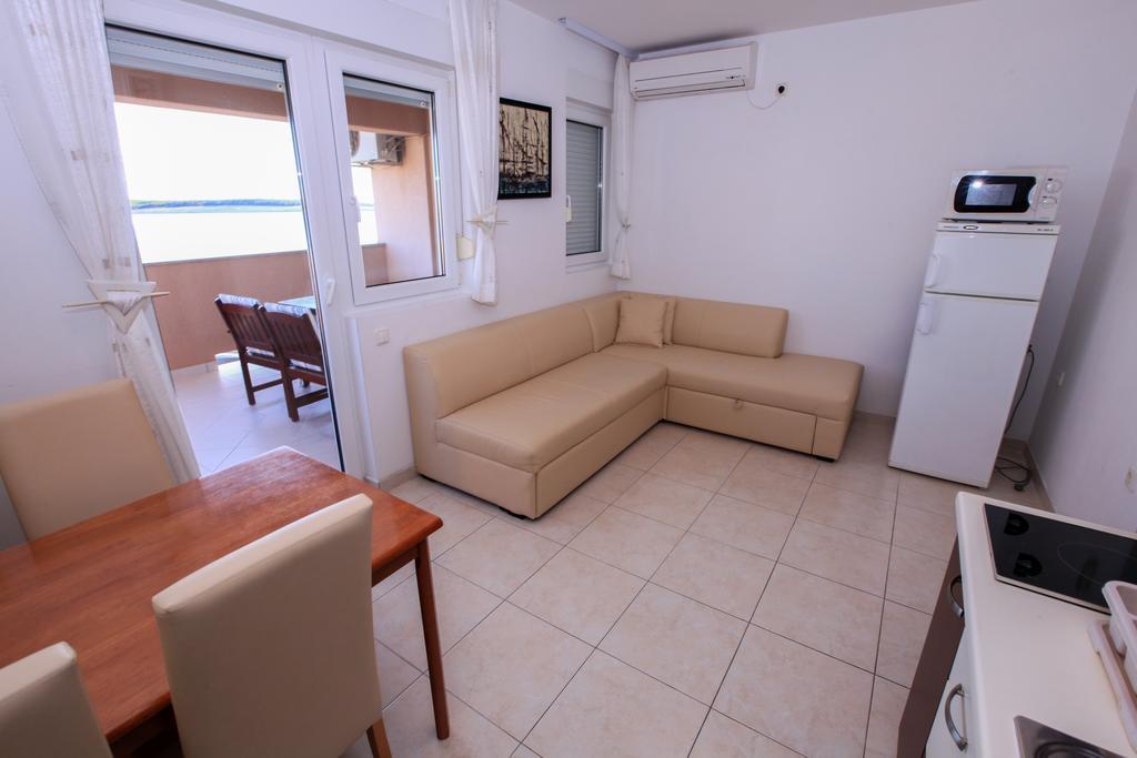Apartments Miroslav Povljana Bagian luar foto