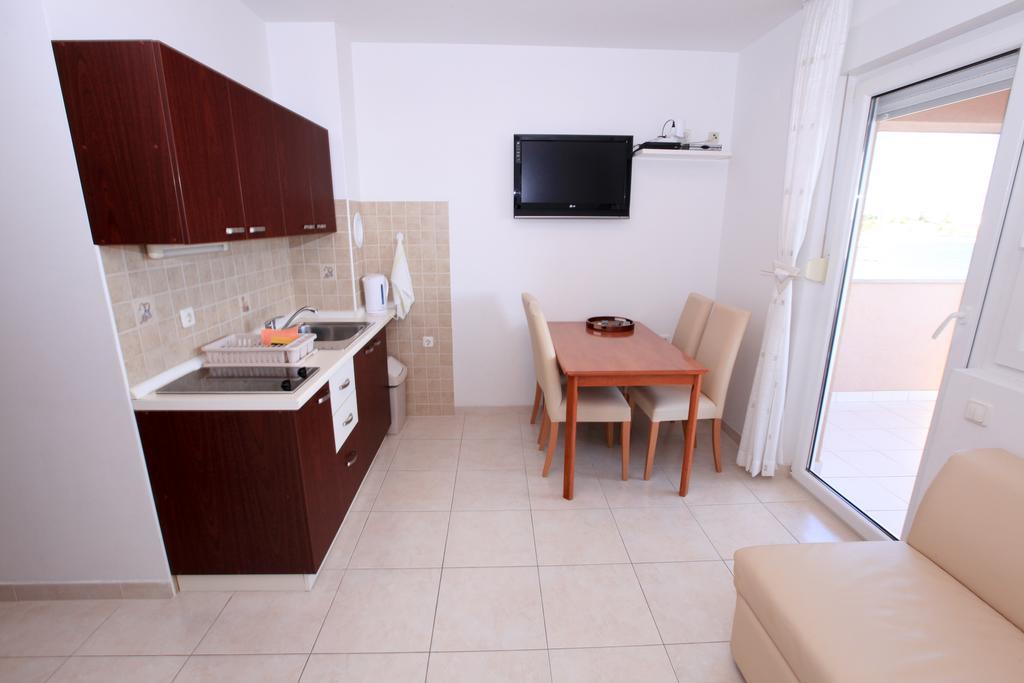 Apartments Miroslav Povljana Bagian luar foto